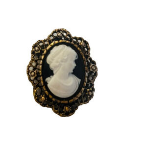 Cameo lady pin in brass colored filigree setting